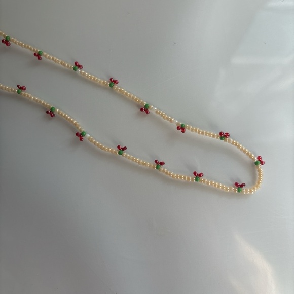 Jewelry - Elegant Pearl and Bead Necklace